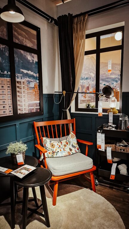 Pomysły na odświeżenie salonu bez dużych wydatków